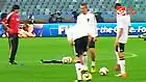Argentina bakal tampil menyerang saat melayani tantangan Jerman di babak perempat final PD 2010 sore nanti. Diego Maradona mengaku telah mengantongi strategi khusus guna meredam Tim Panser. 
