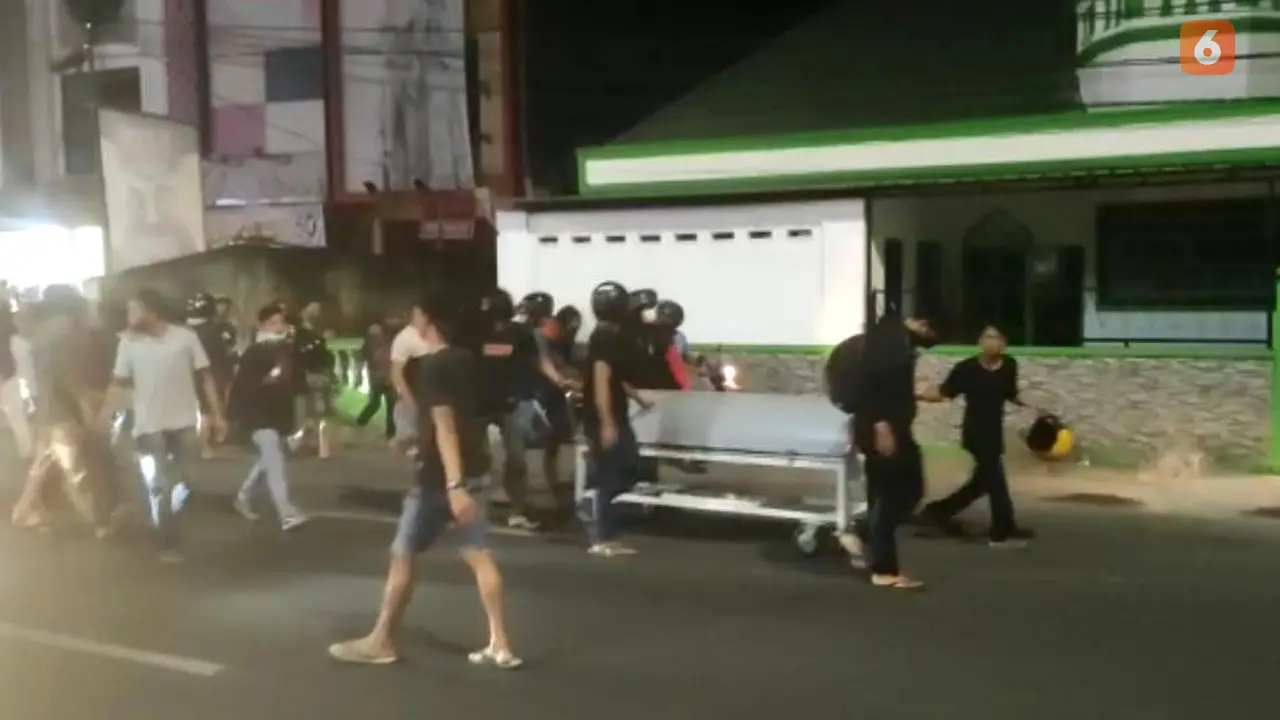 Pengambilan Paksa Jenazah Kasus Probable Covid-19 RS Awal Bros Makassar (Liputan6.com/Makassar)