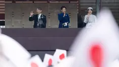 Kaisar Jepang Naruhito, Permaisuri Masako, dan putri mereka, Putri Aiko (kiri ke kanan) melambaikan tangan dari balkon Istana Kekaisaran di Tokyo pada tanggal 23 Februari 2024. (Tomohiro Ohsumi/POOL/AFP)