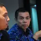 Wakil Ketua Umum PSSI, Hinca Panjaitan (kanan) menjawab pertanyaan saat memberikan keterangan di Jakarta, Senin (16/5/2016). PSSI akan segera berkoordinasi untuk kembali menjalankan roda organisasi. (Liputan6.com/Helmi Fithriansyah)