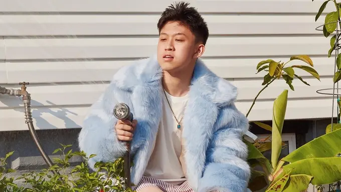 [Bintang] Rich Brian Main Ice Skating di Video Klip Cold
