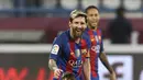 Bintang Barcelona Lionel Messi berbincang dengan bocah Afghanistan, Murtaza Ahmadi jelang laga melawan Al Ahli di Doha,  Selasa (13/12). Murtaza menjadi sensasi di internet karena mengenakan plastik bernomor punggung 10 untuk Messi. (Karim Jaafar/AFP)