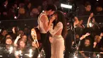 Shawn Mendes dan Camila Cabello saat tampil di atas panggung MTV VMA's 2019 di New Jersey, AS (26/8/2019). Shawn Mendes dan Camila Cabello menyanyikan lagu duet mereka yang fenomenal, "Señorita". (Noam Galai/Getty Images/AFP)
