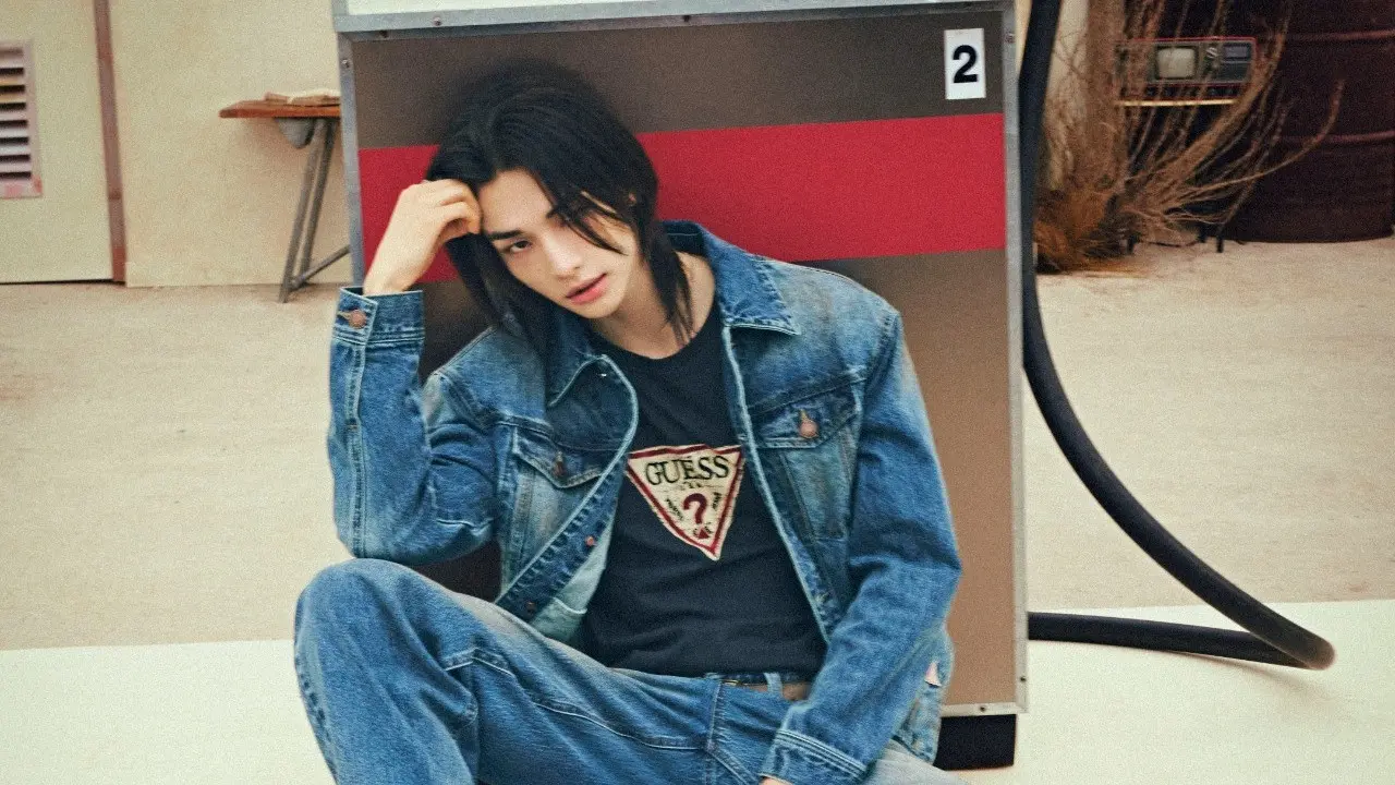 Dari Denim hingga Leather, Intip Gaya Hyunjin Stray Kids di GUESS Fall 2026