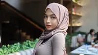 Oklin Fia Putri digeruduk warganet lintas platform media sosial karena video jilat es krim. (Sumber: Instagram/oklinfia)