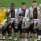 Para pemain Jerman menutupi mulut mereka saat berpose untuk foto penyisihan Grup E Piala Dunia 2022 melawan Jepang di&nbsp;Stadion Internasional Khalifa, Doha, Qatar, Rabu, 23 November 2022. (AP Photo/Ricardo mazalan)