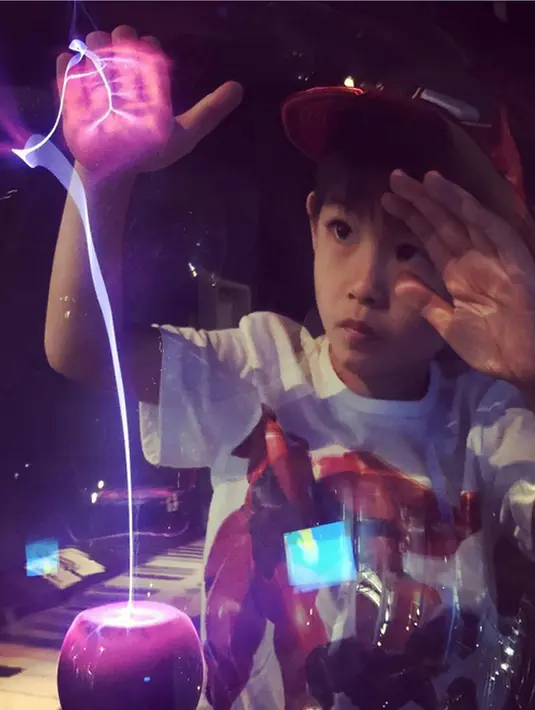 Keseruan  si kecil di Science World, Kanada. (Photo : Instagram)