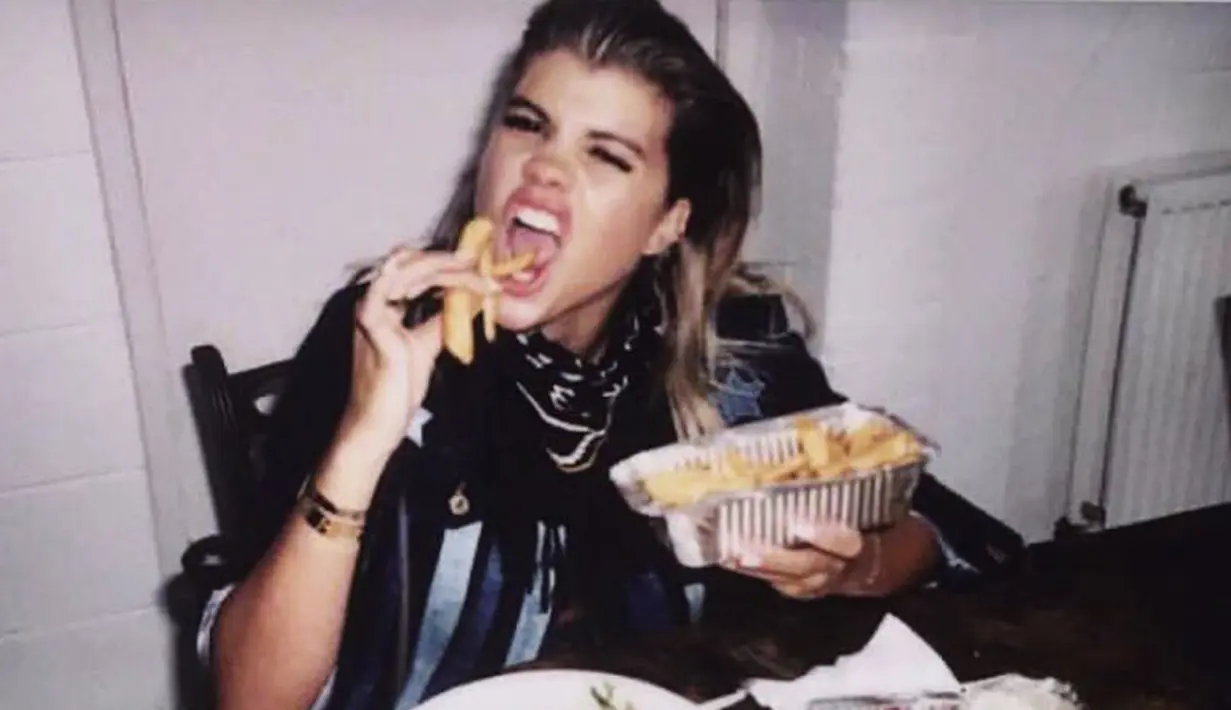 Sofia Richie pun nggak malu pamer ke fansnya kalau dia makan dengan banyak. (TMZ)