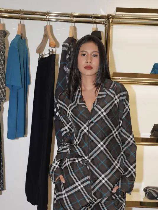 Dalam balutan outfit Burberry, Shenina Cinnamon tampil begitu edgy. [Foto: Instagram/ Shenina Cinnamon]