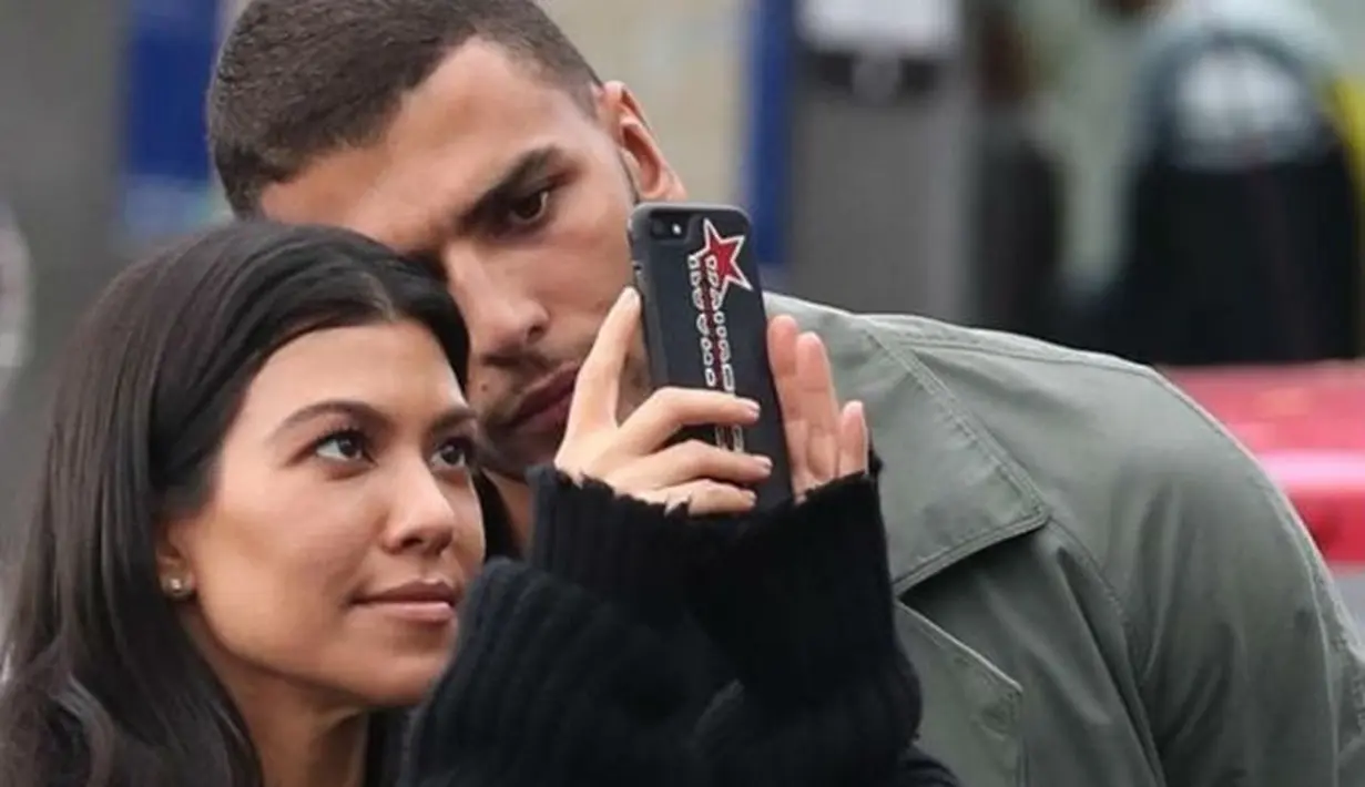 Dilansir dari AceShowbiz, Kourtney sangat frustasi karena Younes selalu kesal saat ia mengunggah foto seksi di Instagam. (Star Magazine)