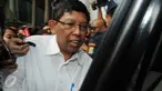 Direktur Jenderal Bina Marga Kementerian PUPR, Hediyanto W Husaini usai di periksa oleh KPK, Jakarta, (1/6). Dirjen Bina Marga diperiksa sebagai saksi pengusutan kasus dugaan suap proyek pembangunan jalan di Kementerian PUPR. (Liputan6.com/Helmi Afandi)