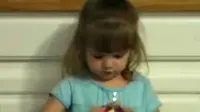 Seorang anak perempuan berusia 3 tahun mendapatkan hadiah kotak rubik dari ayahnya. Dalam waktu singkat, Emily Gittemeier menguasai kiatnya.