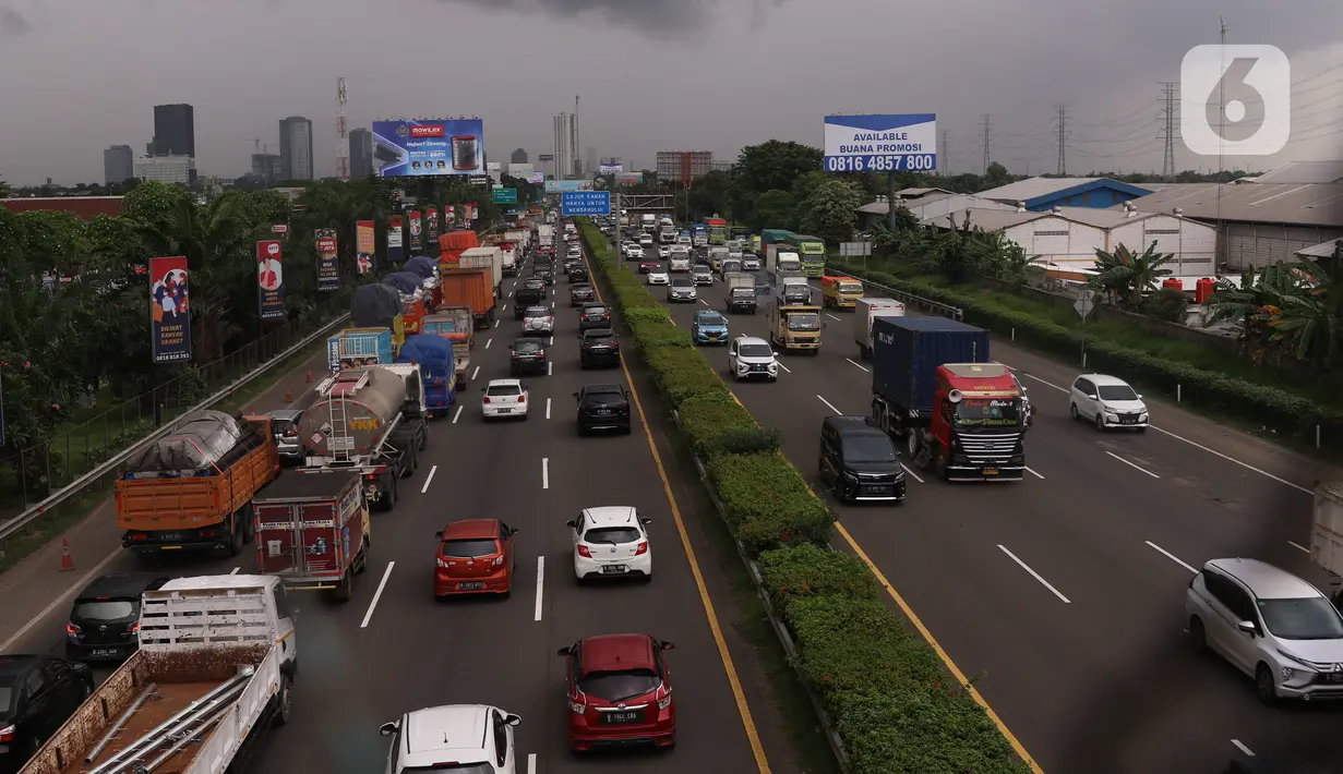 Sejumlah truk melintasi ruas jalan tol Tangerang-Jakarta, Kota Tangerang, Banten, Rabu (2/3/2022). Apindo mengatakan penerapan kebijakan bebas truk kelebihan muatan (over dimension overload/ODOL) akan sulit dilaksanakan pada 2023 karena ekonomi terpuruk akibat covid-19. (Liputan6.com/Angga Yuniar)