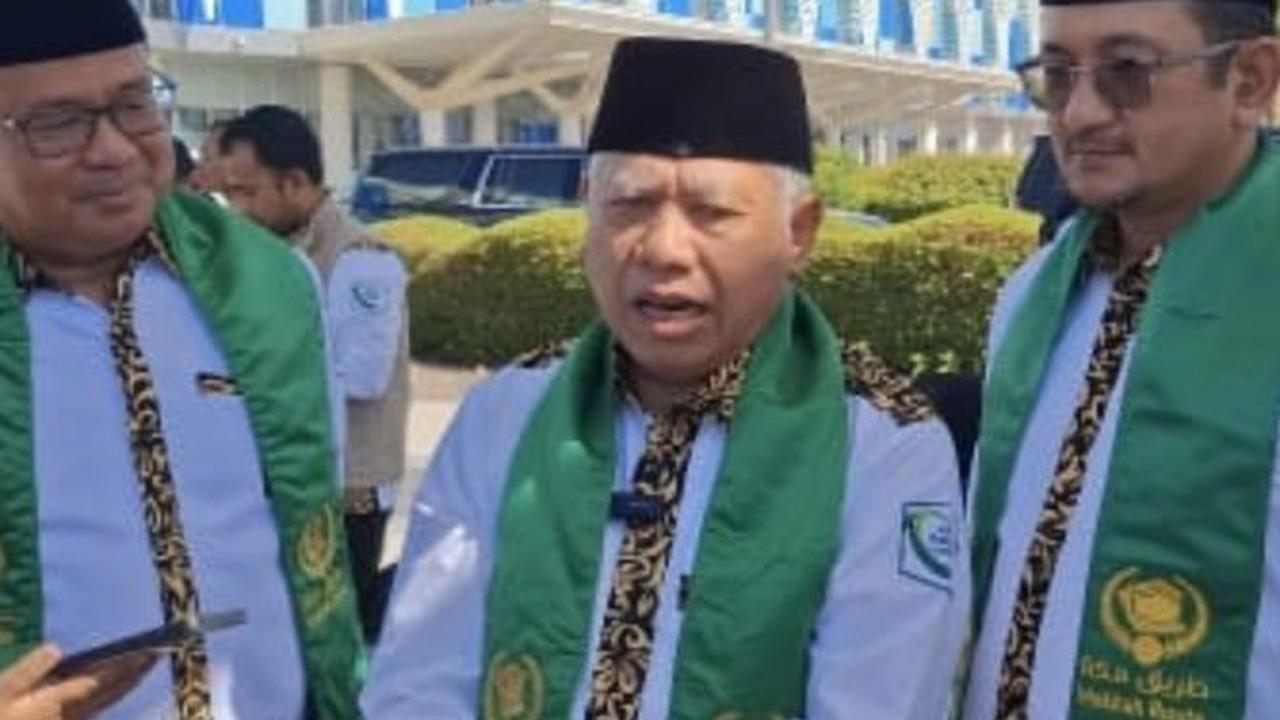 "Saya diberikan informasi dari Kementerian Luar Negeri Saudi bahwa ada 100 ribuan orang Indonesia yang umroh tapi tidak pulang ya, tidak pulang," kata Abdul Aziz.