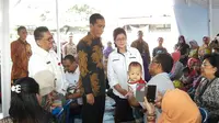 Presiden RI Joko Widodo didampingi Menteri Kesehatan RI Nila Moeloek saat meninjau vaksinasi ulang di Ciracas, Jakarta Timur. (Foto: Biro Komunikasi dan Pelayanan Masyarakat, Kemenkes RI)