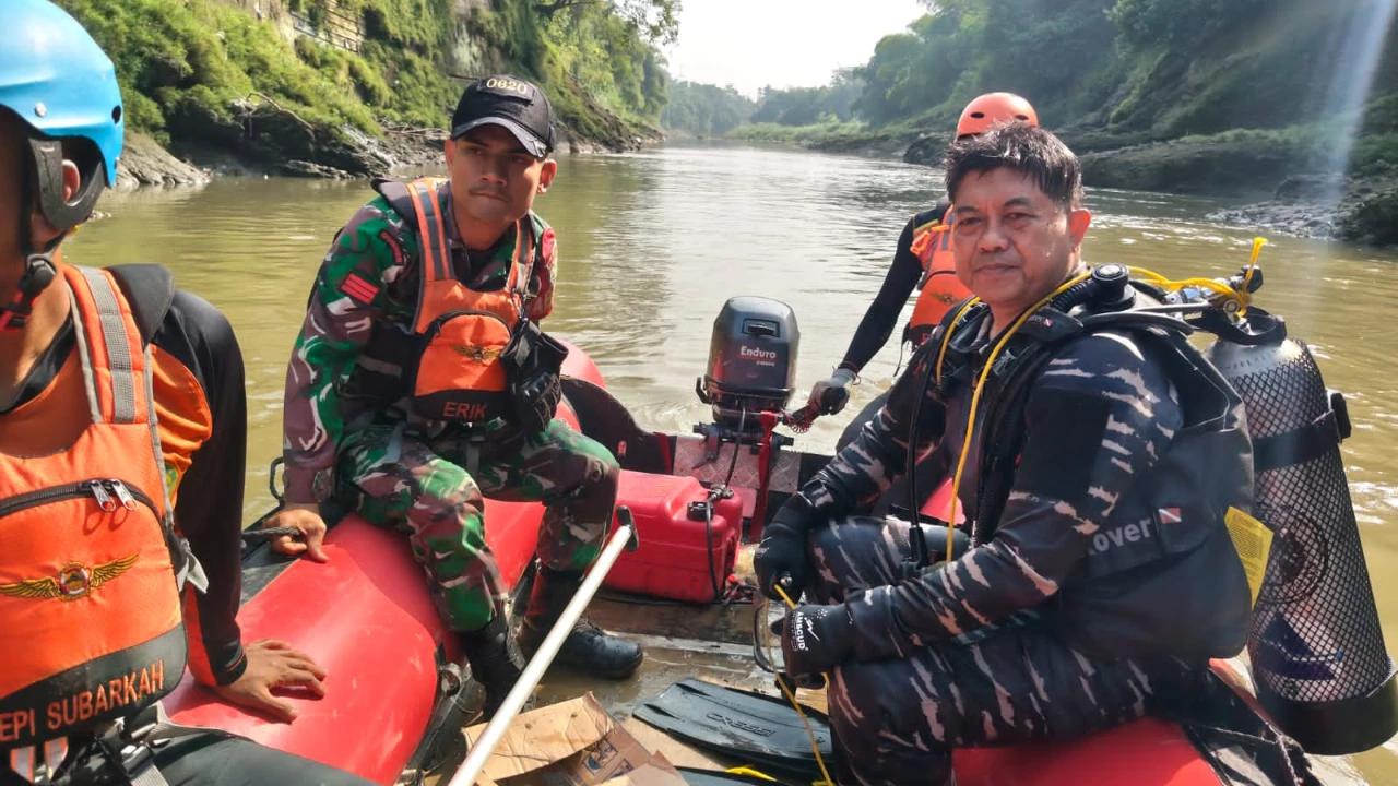 Aksi TNI AL dan Tim SAR Gabungan Evakuasi Korban Tenggelam di Sungai Cisanggarung