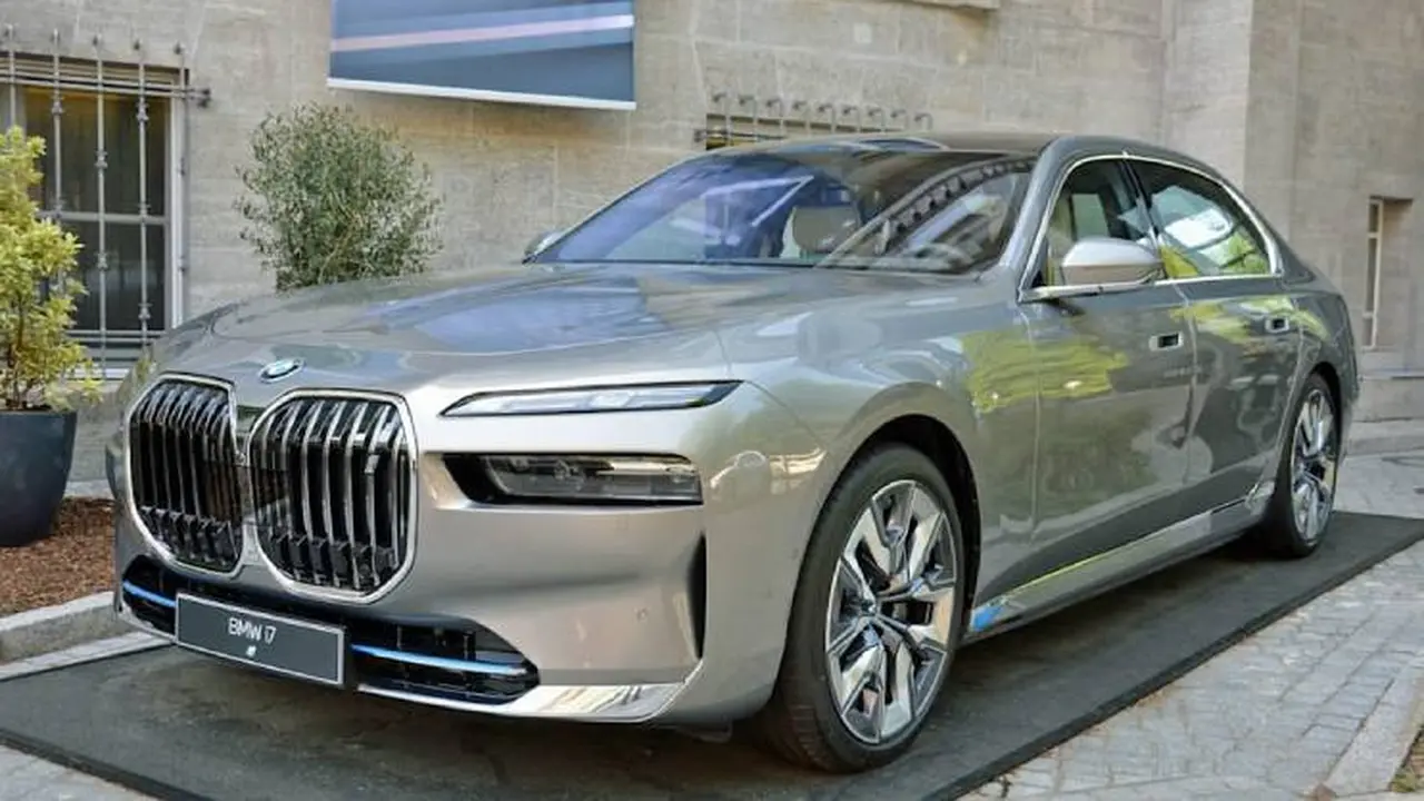 Alasan desain BMW i7 dan Seri 7 dibuat mirip (Autoblog)
