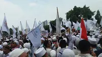 Puluhan ribu demonstran yang tergabung dalam gerakan nasional mendukung fatwa MUI mulai bersiap menggelar aksi ujuk rasa