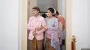<p>Sedangkan saat syukuran 7 bulan kehamilan, Erina menggunakan kebaya kreasi desainer Didiet Maulana. Sang desainer merancang kebaya tie dye bermotif bunga dengan detail pink dan biru. [@erinagudono]</p>