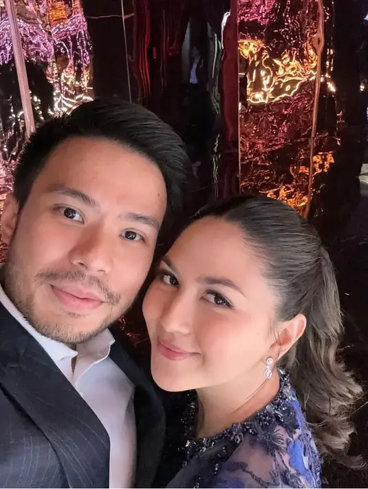 Kedua orangtua muda ini juga tampak memukau, Jessica Mila mengenakan baju navy dengan detail beads dan Yakup mengenakan jas hitam. [@jscmila]