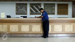 Petugas mendata kelengkapan surat izin bangunan Hotel De Rivier, Jakarta, Selasa (18/10). Penyegelan dilakukan karena pihak hotel melanggar Perda nomor 8 tahun 2008 tentang Pencegahan dan Penanggulangan Bahaya Kebakaran. (Liputan6.com/Gempur M Surya)