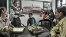 Anak-anak melihat salah satu koleksi sejarah di Museum Sumpah Pemuda, Jakarta, Rabu (28/10/2020). Libur cuti bersama dimanfaatkan untuk mengajak anak-anak mengenal sejarah lahirnya Sumpah Pemuda sebagai bentuk edukasi agar memahami jejak perjuangan pahlawan sejak dini. (merdeka.com/Iqbal Nugroho)
