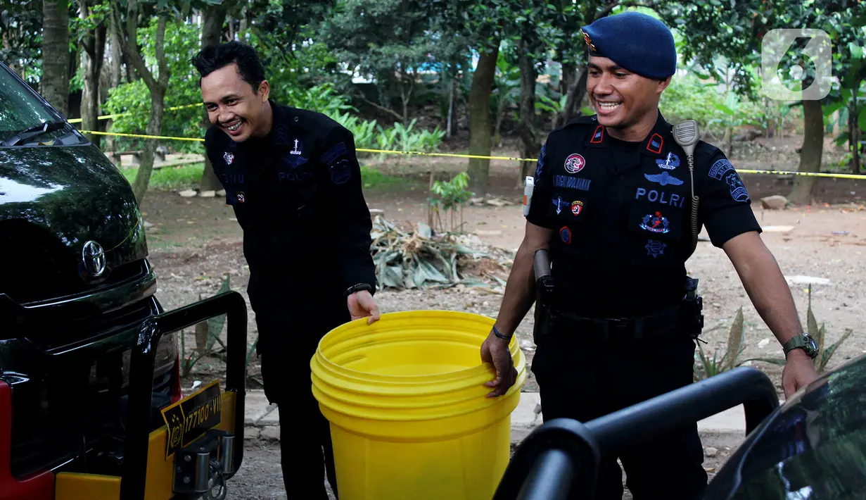 Tim Kimia Biologi dan Radioaktif (KBR) Gegana Polri  bersiap mengecek titik radioaktif di Perumahan Batan Indah, Setu, Tangerang Selatan, Sabtu (15/2/2020). Sebuah area tanah kosong di dalam Perumahan Batan Indah, terpapar radioaktif jenis Cesium-137. (merdeka.com/Magang/Muhammad Fayyadh)