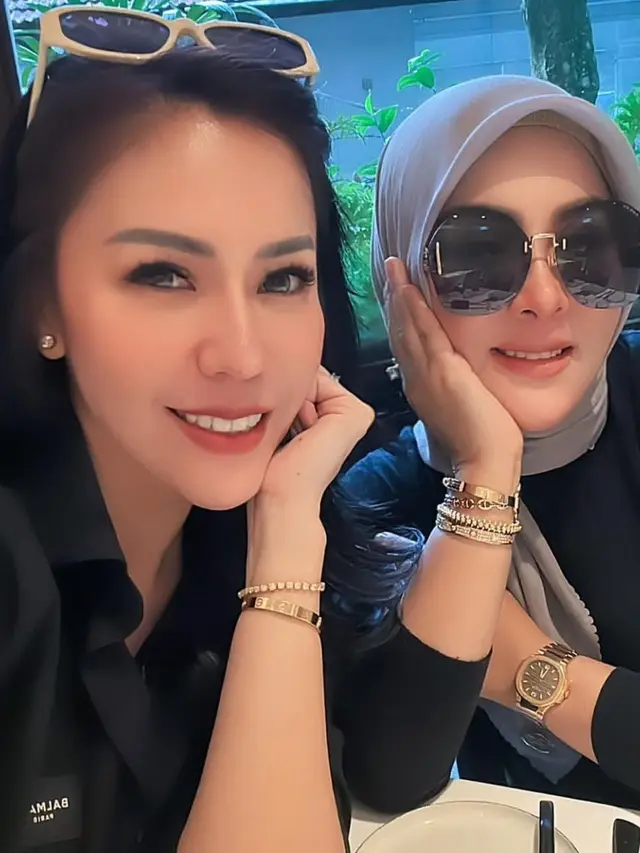 Outfit Syahrini kembali ke Singapura