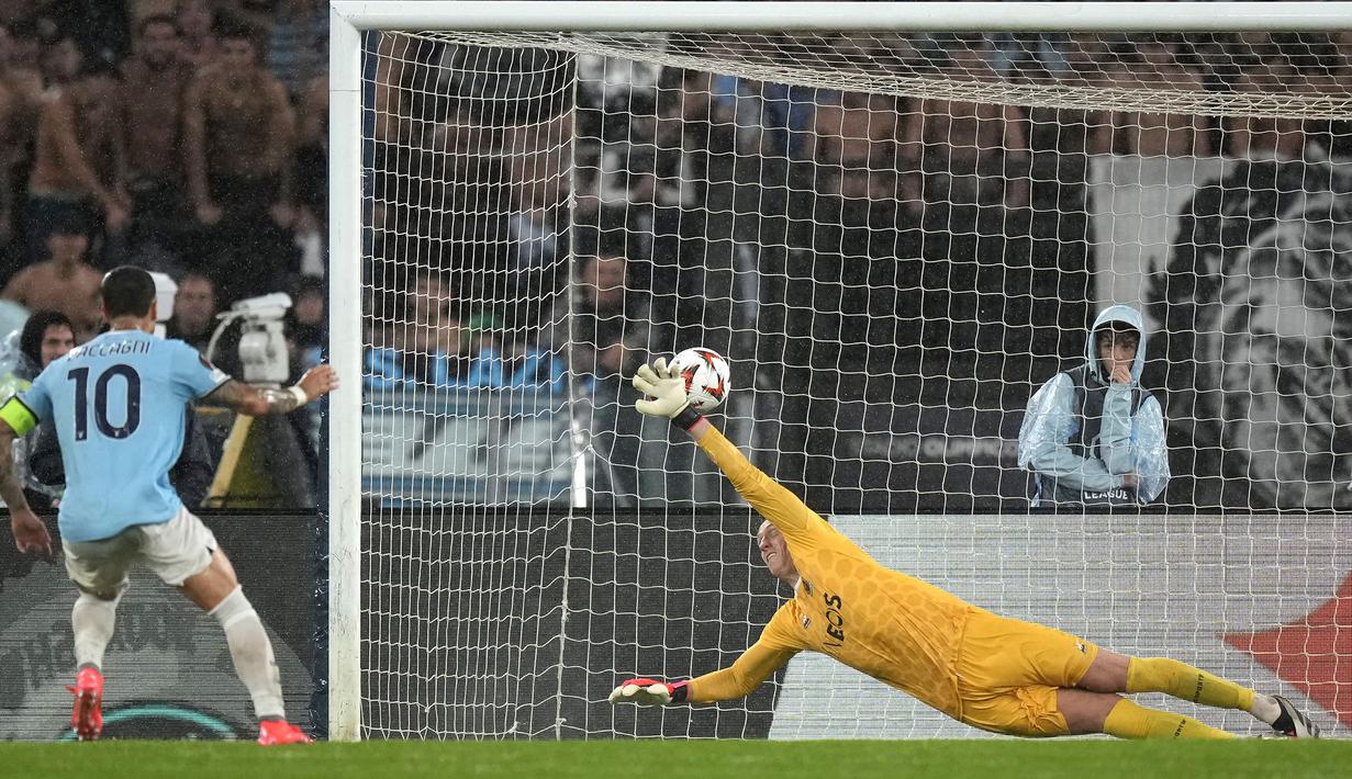 Pemain Lazio, Mattia Zaccagni mencetak gol melalui tendangan penalti ke gawang Nice pada laga Liga Europa 2024/2025 yang berlangsung di Olympic Stadium, Roma, Italia, Jumat (04/10/2024) dini hari WIB. (AP Photo/Andrew Medichini)