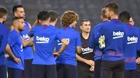 Pemain Barcelona mendengarkan pelatih Ernesto Valverde  selama sesi latihan di Stadion Atletik Kota Machida di Tokyo (22/7/2019). Barcelona akan bertanding melawan Chelsea pada laga pramusim di ajang trofeo Rakuten Cup 2019 di Stadion Saitama. (AFP Photo/Kazuhiro Nogi)