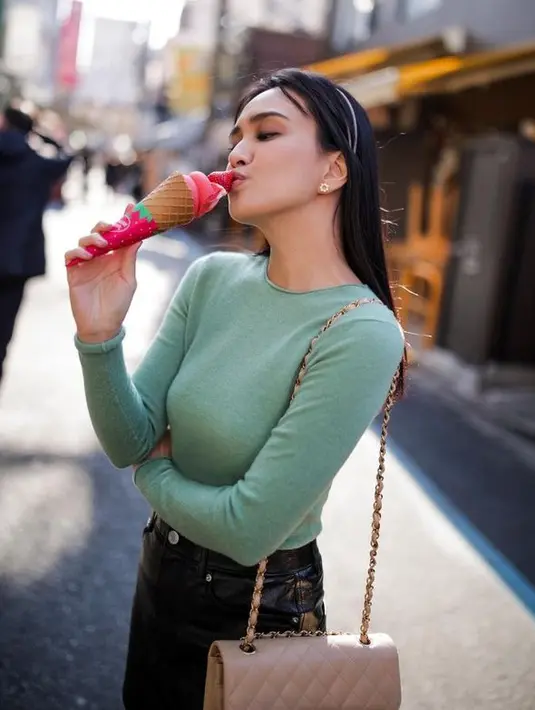 <p>Saat jalan-jalan di Jepang, Shandy Aulia tampak santai makan es krim di pinggir jalan. [Foto: instagram.com/shandyaulia]</p>