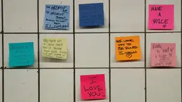 Sejumlah pesan di post-it sebagai bagian dari 'subway therapy' di dinding stasiun Union Square, New York, Kamis (10/11). Subway therapy digunakan kaum komuter yang kesal dan kecewa dengan terpilihnya Donald Trump sebagai Presiden AS. (DREW ANGERER/AFP)