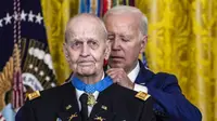 Joe Biden Beri Medal of Honor ke Pilot Perang Vietnam yang Abaikan Perintah dan Selamatkan Tentara