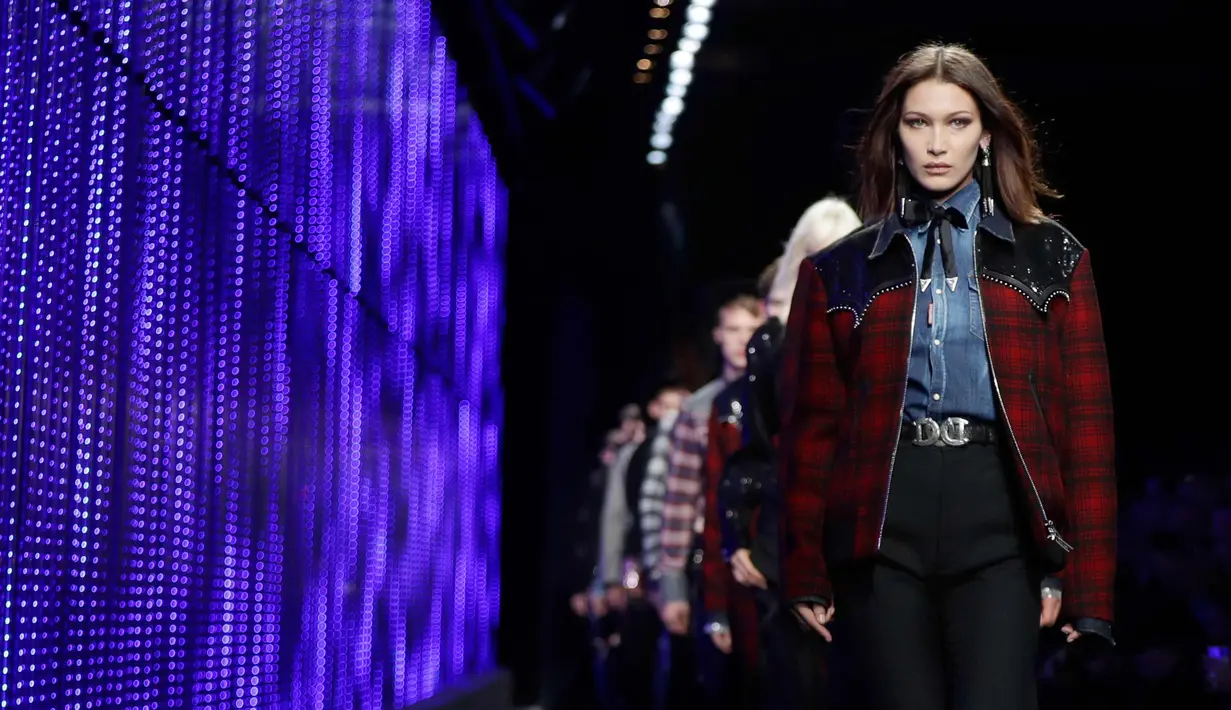 Model Bella Hadid berjalan di atas catwalk membawakan koleksi busana Fall-Winter 2018-19 milik Dsquared2 selama acara Milan Fashion Week, Italia, (14/1). (AP Photo / Luca Bruno)