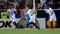 Denis Suarez merayakan gol bersama dengan rekan-rekannya, Timothee Kolodziejczak dan Stephane Mbia