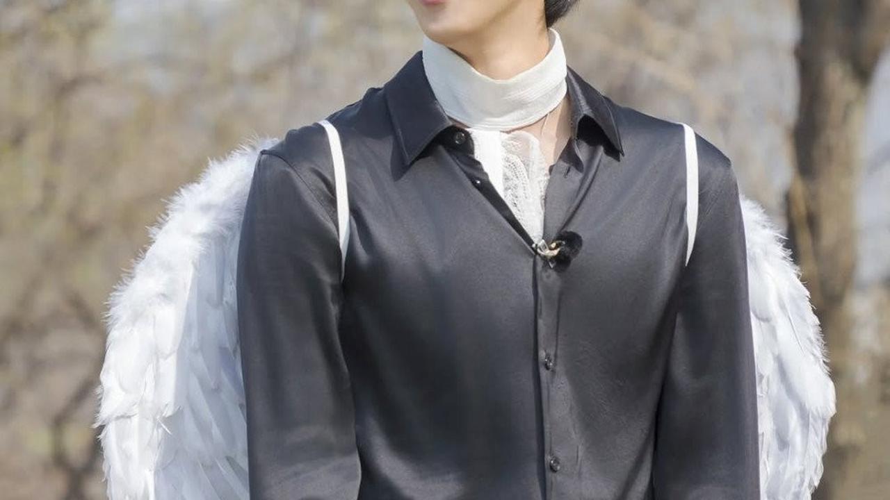 Jin BTS Muncul di Variety Show Netflix SCREWBALLS, Visualnya Cakep Banget