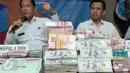 Barang bukti mata uang asing dan lokal hasil kejahatan narkotika di Gedung BNN, Jakarta, Selasa (25/10). BNN mengungkap Tindak Pidana Pencucian Uang (TPPU) selama setahun terakhir senilai Rp2,7 triliun. (Liputan6.com/Yoppy Renato)