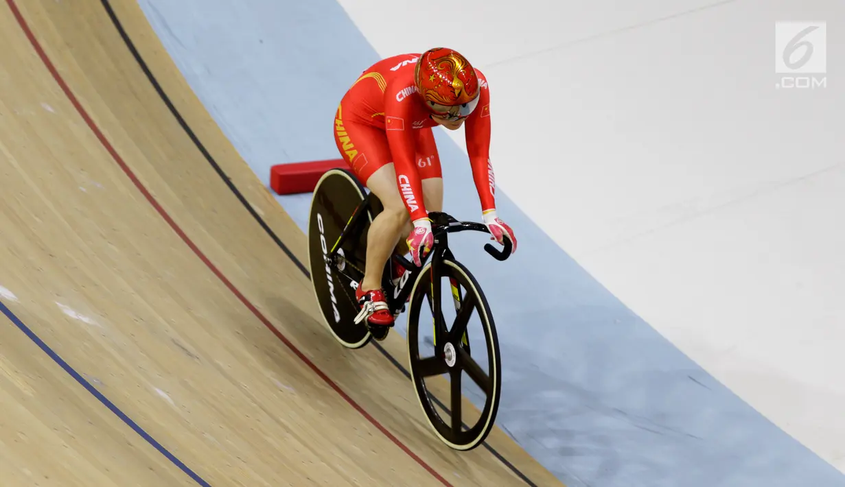 Pembalap sepeda China, Lin J memacu sepedanya di nomor Women Elite nomor 500m Time Trial Asian Track Championships 2019 di Jakarta International Velodrome, Kamis (10/1). Lin J meraih mendali emas dengan waktu finis 34.754. (Bola.com/Yoppy Renato)