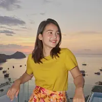 Sandrinna Michelle menikmati matahari terbenam (Foto: Instagram/@indonesiajuaratrip)