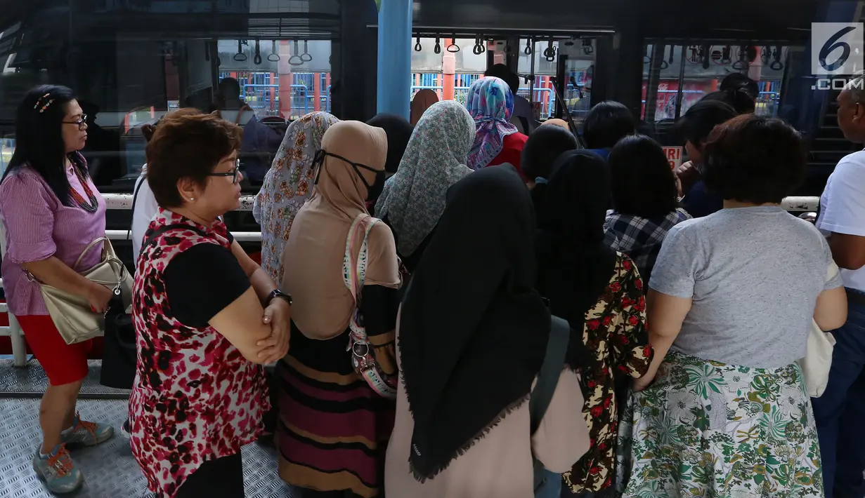 Penumpang mengantre untuk menaiki bus Transjakarta di Halte Terminal Blok M, Jakarta, Senin (12/6). Penumpang Busway mengeluhkan hal tersebut dikarenakan armada bus yang setiap 5 menit sekali jalan kini menjadi 20 menit sekali. (Liputan6.com/Johan Tallo)