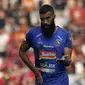 Striker Arema FC, Sylvano Comvalius, berkomunikasi dengan reka setimnya saat menghadapi Persija Jakarta pada laga Shopee Liga 1 di SUGBK, Jakarta, Sabtu (3/8). Persija bermain imbang 2-2 atas Arema. (Bola.com/YoppyRenato)