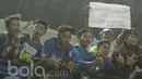 Bobotoh menunjukan tulisan dukungan kepada pelatih Persib, Djajang Nurjaman, saat laga melawan Persiba pada laga lanjutan liga 1 Indonesia di Stadion GBLA, Bandung, Minggu (11/6/2017). Persib menang 1-0. (Bola.com/M Iqbal Ichsan)