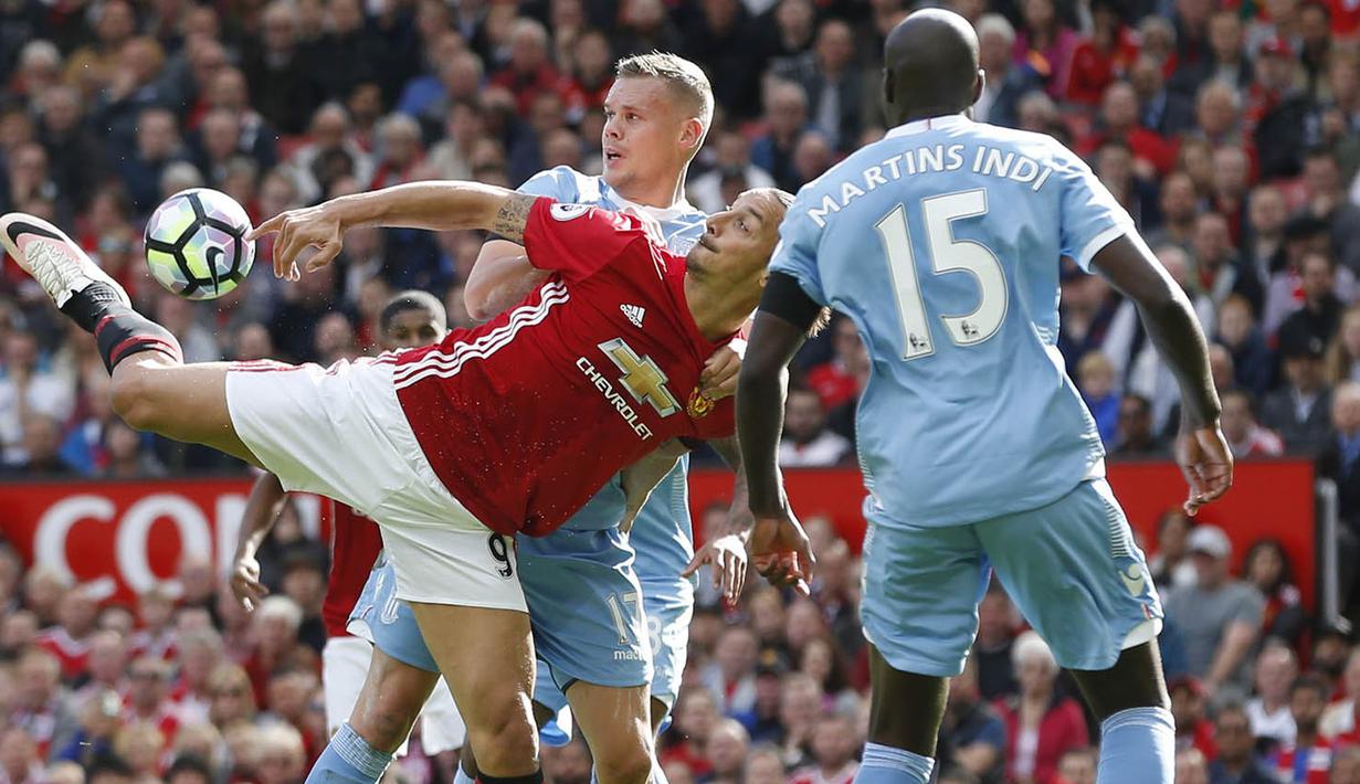 Bomber Manchester United, Zlatan Ibrahimovic, berusaha melewati bek Stoke, Ryan Shawcross. Pada laga ini kedua tim sama-sama menggunakan skema 4-2-3-1. (Reuters/Russell Cheyne)  