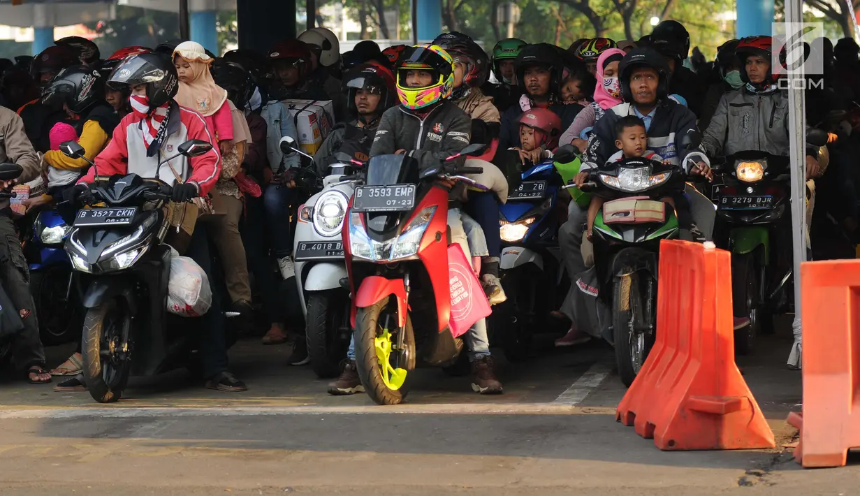 Pemudik berkendara sepeda motor bersiap masuk kapal penyeberangan di Dermaga 1 Pelabuhan Penyebrangan Merak, Banten, Sabtu (1/6/2019). Diperkirakan puncak arus mudik menuju pulau Sumatera akan terjadi pada Sabtu (1/6) dan Minggu (2/6). (Liputan6.com/Helmi Fithriansyah)