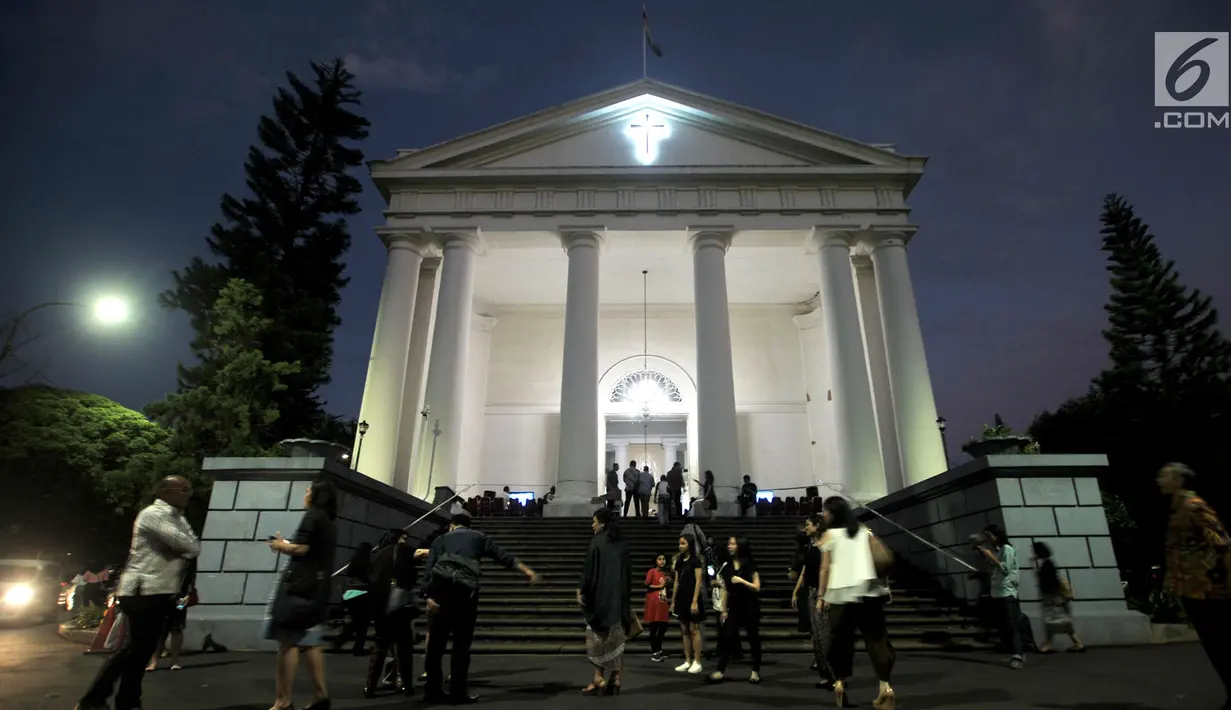 Suasana Misa Malam Natal di Gereja Immanuel, Jakarta, Senin (24/12). Misa Malam Natal yang terbagi tiga sesi menggunakan Bahasa Inggris dan Bahasa Indonesia. (Merdeka.com/Iqbal S. Nugroho)
