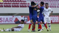 Para pemain Arema FC merayakan gol penyeimbang 1-1 ke gawang Persikabo 1973 yang dicetak striker Dendi Santoso (tengah) dalam laga pembuka Piala Menpora 2021 di Stadion Manahan, Solo, Minggu (21/3/2021). Arema FC bermain Imbang 1-1 dengan Persikabo 1973. (Bola.com/M Iqbal Ichsan)