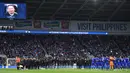 Ada foto pemilik Leicester, Vichai Srivaddanaprabha, sebelum laga Everton melawan Brigton di Stadion Goodison Park, Liverpool, Sabtu (3/11). Pria asal Thailand itu meninggal dunia akibat kecelakaan helicopter. (AFP/Oli Scarff)