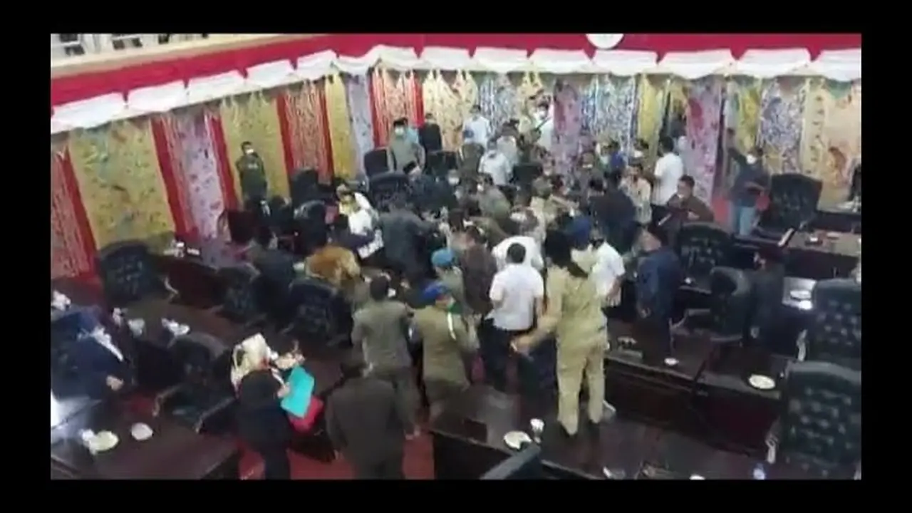 Sidang paripurna Kabupaten Solok berujung ricuh, Rabu (18/8/2021).