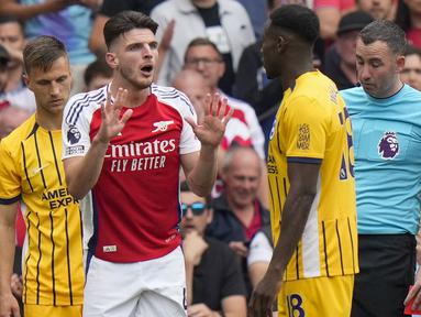 Ekspresi bingung pemain Arsenal, Declan Rice setelah diganjar kartu merah oleh wasit pada laga lanjutan Liga Inggris 2024/2025 melawan West Ham United di Emirates Stadium, London, Inggris, Sabtu (31/08/2024). (AP Photo/Alastair Grant)