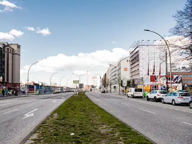 Jalanan yang kosong di Berlin, ibu kota Jerman (22/3/2020). Demi menahan laju penyebaran coronavirus baru (COVID-19), Jerman melarang pertemuan publik lebih dari dua orang, menurut langkah terbaru negara tersebut yang diumumkan pada Minggu (22/3). (Xinhua/Binh Truong)